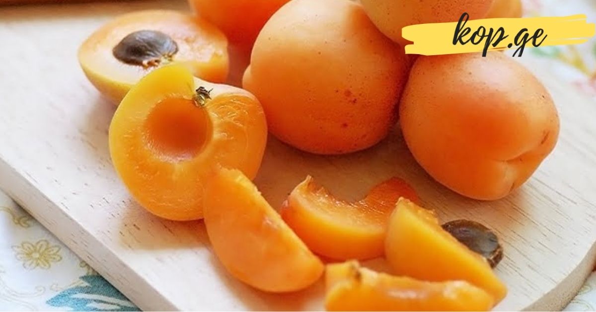 Девушка с абрикосами фото. Можно ли кормящей маме абрикосовый компот. Сочный фрукт абрикос. Чем полезен абрикос для организма. Abricot.