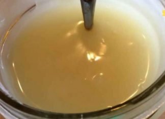 მრავალი წლის განმავლობაში ვიტანჯებოდი ფეხებზე სოკოთი და ქუსლებზე ბზარებით . ამ ყველაფრის დამარცხებაში კი, ძალიან მარტივი რეცეპტი დამეხმარა ..!