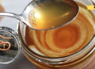 დაქუცმაცებულ ხახვს დაასხით ცხელი წყალი, გააჩერეთ 12 საათი და მიიღეთ სიროფი ჭიების გამოსადევნად